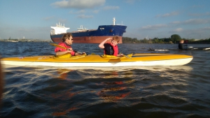 Eine Momentaufnahme von einer unserer Paddelaktionen<br>Mittwochspaddeln mit Vereinsboot. Zwei Neue Mitglieder im Boot - Kapitn voraus! am Schlag im Brselmonster am Steuer.